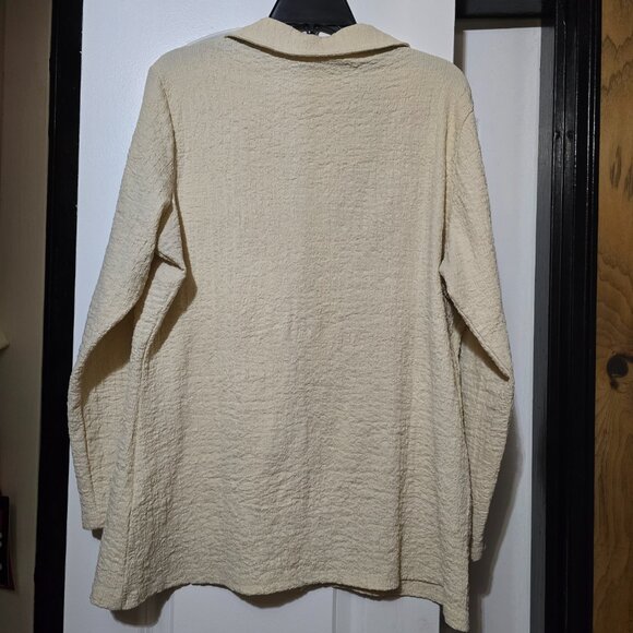 New York & Company Women's Cream Scrunched Detail Button-Up Top Size 1X - Picture 8 of 8